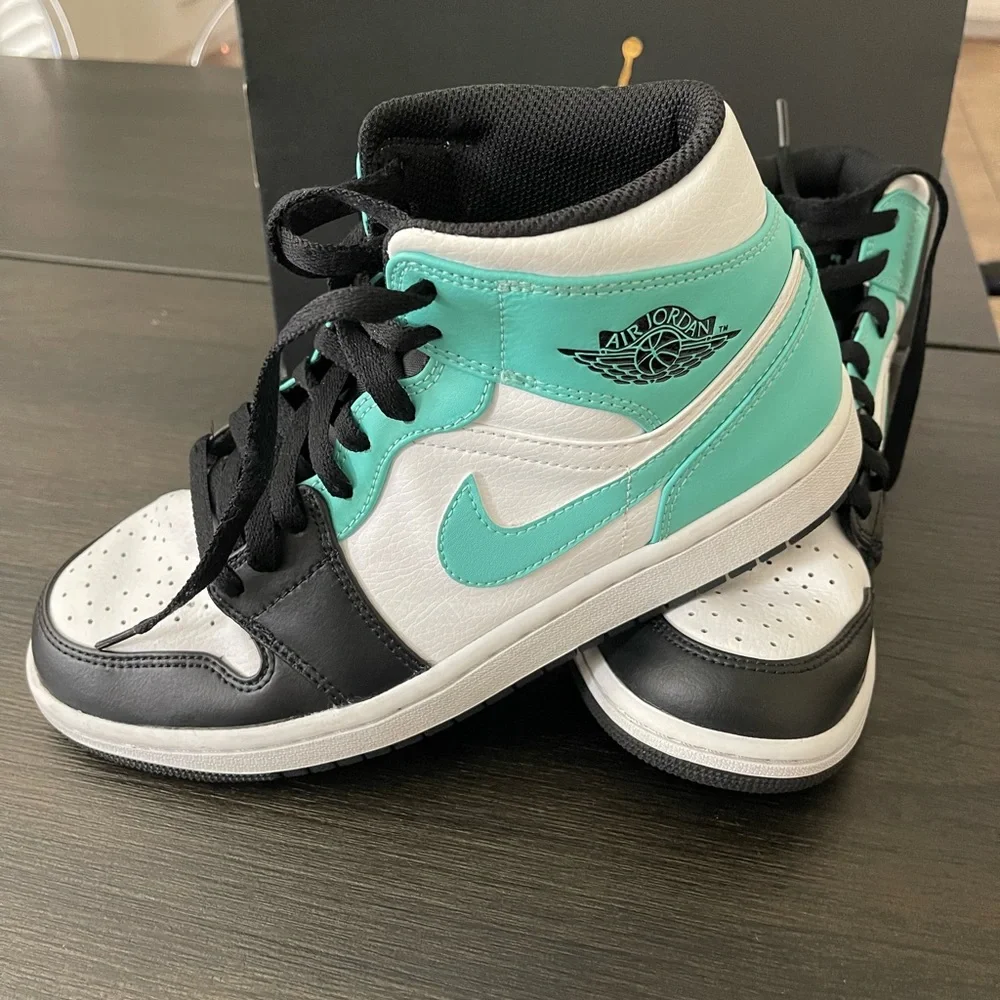 Nike Air Jordan 1 Mid ; TROPICAL TWIST; Size US 8 - Picture 5 of 6